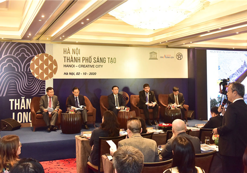 Sáng 02-10, UBND thành phố Hà Nội phối hợp với Văn phòng UNESCO tại Việt Nam tổ chức chương trình Tọa đàm cấp cao Tham vấn về sáng kiến: Hà Nội - Thành phố sáng tạo. Đây là hoạt động thiết thực chào mừng kỷ niệm 1010 năm Thăng Long - Hà Nội và Đại hội lần thứ XVII Đảng bộ thành phố Hà Nội; đồng thời thúc đẩy thực hiện các cam kết của Hà Nội với tư cách là thành viên của Mạng lưới các thành phố sáng tạo UNESCO. Tham dự tọa đàm, về phía đại biểu trung ương có Ủy viên Trung ương Đảng, Thứ trưởng Bộ Ngoại giao, Chủ tịch Ủy ban quốc gia UNESCO Việt Nam Lê Hoài Trung; Thứ trưởng Bộ Khoa học và Công nghệ Bùi Thế Duy. Về phía thành phố Hà Nội, dự tọa đàm có Ủy viên Bộ Chính trị, Bí thư Thành ủy, Trưởng đoàn đại biểu Quốc hội Thành phố Vương Đình Huệ; Ủy viên Ban Thường vụ Thành ủy, Trưởng ban Tuyên giáo Thành ủy Nguyễn Văn Phong; Phó Chủ tịch UBND Thành phố Ngô Văn Quý. Đại biểu quốc tế, tham dự có ngài Michael Croft, Trưởng đại diện UNESCO tại Việt Nam.