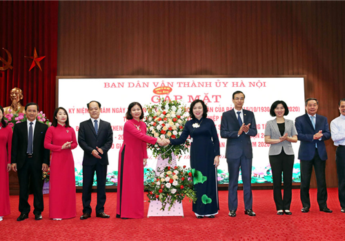 Sáng 02-10, nhân kỷ niệm 90 năm Ngày truyền thống công tác Dân vận của Đảng (15/10/1930-15/10/2020), Ban Dân vận Thành ủy Hà Nội tổ chức gặp mặt đại diện các thế hệ cán bộ làm công tác dân vận qua các thời kỳ; biểu dương, khen thưởng các tập thể, cá nhân xuất sắc trong công tác dân vận 5 năm (2015-2020) và phong trào thi đua “Dân vận khéo” giai đoạn 2016-2020; trao giải Cuộc thi viết về điển hình dân vận khéo năm 2020. Dự buổi gặp mặt có Ủy viên Bộ Chính trị, Bí thư Trung ương Đảng, Trưởng ban Dân vận Trung ương Trương Thị Mai; Ủy viên Trung ương Đảng, Phó Bí thư Thường trực Thành ủy Hà Nội Ngô Thị Thanh Hằng; Phó Bí thư Thành ủy Đào Đức Toàn; các đồng chí Ủy viên Ban Thường vụ Thành ủy: Chủ nhiệm Ủy ban Kiểm tra Thành ủy Hoàng Trọng Quyết, Trưởng ban Tổ chức Thành ủy Vũ Đức Bảo, Trưởng ban Dân vận Thành ủy Nguyễn Thị Tuyến, Phó Chủ tịch UBND Thành phố Lê Hồng Sơn; Phó Chủ tịch HĐND Thành phố Phùng Thị Hồng Hà.