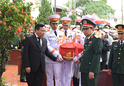 Ngày 19-10, Bộ Tổng Tham mưu Quân đội nhân dân Việt Nam cùng cấp ủy, chính quyền, các cơ quan, ban, ngành đoàn thể địa phương và gia đình, họ tộc tổ chức trọng thể Lễ tang đồng chí Thiếu tướng Nguyễn Hữu Hùng tại Nghĩa trang liệt sĩ xã Sài Sơn (huyện Quốc Oai, thành phố Hà Nội). Tham dự buổi Lễ, có đồng chí Nguyễn Văn Phong, Phó Bí thư Thành ủy, Trưởng ban Tuyên giáo Thành ủy Hà Nội; các đồng chí Ủy viên Ban Thường vụ Thành ủy: Phùng Thị Hồng Hà - Phó Chủ tịch HĐND thành phố, Lê Hồng Sơn - Phó Chủ tịch UBND thành phố, Thiếu tướng Nguyễn Quốc Duyệt - Tư lệnh Bộ Tư lệnh Thủ đô Hà Nội.