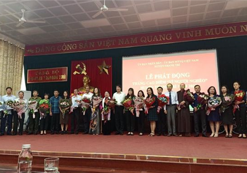 Chiều 21-10, đồng chí Vương Đình Huệ, Ủy viên Bộ Chính trị, Bí thư Thành ủy, Trưởng đoàn đại biểu Quốc hội thành phố Hà Nội cùng cơ quan Thành ủy Hà Nội và các Đảng ủy Khối trực thuộc đã tham gia quyên góp ủng hộ đồng bào miền Trung bị ảnh hưởng do mưa lũ. Số tiền ủng hộ thu được bước đầu là gần 180 triệu đồng.