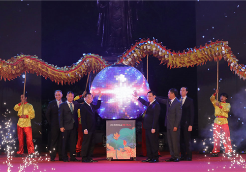 Tối 23-10, Tập đoàn Central Retail tại Việt Nam phối hợp với Bộ Công Thương, Bộ Nông nghiệp và Phát triển nông thôn, UBND thành phố Hà Nội khai mạc Tuần hàng “Made in Vietnam - Tinh hoa Việt Nam” tại Vườn hoa Lý Thái Tổ (quận Hoàn Kiếm, Hà Nội). Các đồng chí: Vương Đình Huệ, Ủy viên Bộ Chính trị, Bí thư Thành ủy, Trưởng đoàn đại biểu Quốc hội thành phố Hà Nội; Chu Ngọc Anh, Ủy viên Trung ương Đảng, Phó Bí thư Thành ủy, Chủ tịch UBND thành phố Hà Nội; Nguyễn Thị Tuyến, Phó Bí thư Thành ủy, Trưởng ban Dân vận Thành ủy Hà Nội; Nguyễn Ngọc Tuấn, Phó Bí thư Thành ủy, Phó Chủ tịch Thường trực HĐND thành phố Hà Nội; Nguyễn Thị Lan Hương, Ủy viên Ban Thường vụ Thành ủy, Chủ tịch Ủy ban Mặt trận Tổ quốc Việt Nam thành phố Hà Nội và đại diện lãnh đạo các bộ, ngành tham dự.