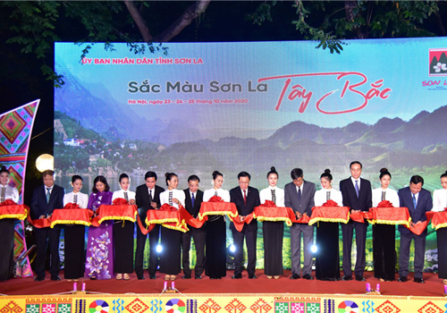 Tối 23-10, chương trình "Sắc màu Sơn La Tây Bắc" do UBND tỉnh Sơn La tổ chức đã khai mạc tại khu vực nhà Bát Giác và Không gian đi bộ khu vực hồ Hoàn Kiếm và phụ cận (quận Hoàn Kiếm, Hà Nội). Tới dự chương trình, về phía thành phố Hà Nội có các đồng chí: Ủy viên Bộ Chính trị, Bí thư Thành ủy, Trưởng đoàn đại biểu Quốc hội Thành phố Vương Đình Huệ; Ủy viên Trung ương Đảng, Phó Bí thư Thành ủy, Chủ tịch UBND Thành phố Chu Ngọc Anh; Phó Bí thư Thành ủy, Trưởng ban Tuyên giáo Thành ủy Nguyễn Văn Phong; Phó Bí thư Thành ủy, Trưởng ban Dân vận Thành ủy Nguyễn Thị Tuyến. Cùng dự còn có lãnh đạo các bộ, ban, ngành Trung ương và lãnh đạo các sở, ngành thành phố Hà Nội. Về phía tỉnh Sơn La có các đồng chí: Ủy viên dự khuyết Trung ương Đảng, Bí thư Tỉnh ủy Sơn La Nguyễn Hữu Đông; Phó Bí thư Tỉnh ủy, Chủ tịch UBND tỉnh Sơn La Hoàng Quốc Khánh.