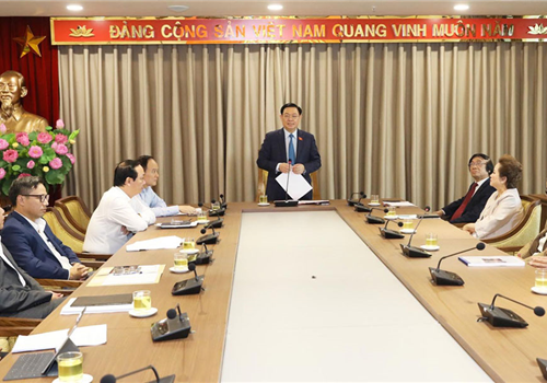 Chiều 24-10, tại trụ sở Thành ủy Hà Nội, đồng chí Vương Đình Huệ, Ủy viên Bộ Chính trị, Bí thư Thành ủy, Trưởng đoàn đại biểu Quốc hội thành phố Hà Nội chủ trì làm việc với Hội Quy hoạch phát triển đô thị Việt Nam và Hội Quy hoạch phát triển đô thị thành phố Hà Nội bàn giải pháp tăng cường hợp tác phát triển quy hoạch, quản lý quy hoạch và phát triển đô thị Hà Nội.