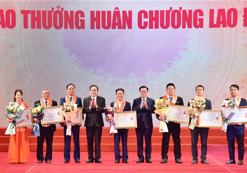 Tối 24-10, Hiệp hội Doanh nghiệp nhỏ và vừa thành phố Hà Nội tổ chức Lễ tôn vinh doanh nhân, doanh nghiệp Thăng Long 2020. Dự buổi Lễ, về phía Trung ương có nguyên Ủy viên Bộ Chính trị, nguyên Chủ tịch Quốc hội Nguyễn Sinh Hùng; Bí thư Trung ương Đảng, Chủ tịch Ủy ban Trung ương Mặt trận Tổ quốc Việt Nam Trần Thanh Mẫn; cùng đại diện các bộ, ngành... Về phía thành phố Hà Nội có Ủy viên Bộ Chính trị, Bí thư Thành ủy, Trưởng đoàn đại biểu Quốc hội Thành phố Vương Đình Huệ; Ủy viên Trung ương Đảng, Phó Bí thư Thành ủy, Chủ tịch UBND Thành phố Chu Ngọc Anh; Ủy viên Ban Thường vụ Thành ủy, Chủ tịch Ủy ban Mặt trận Tổ quốc Việt Nam Thành phố Nguyễn Lan Hương; đại diện các sở, ngành và gần 200 doanh nghiệp.
