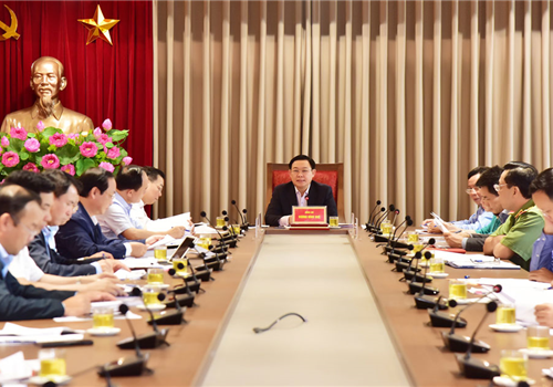 Chiều 25-10, trước tình trạng ô nhiễm môi trường nghiêm trọng do ùn ứ rác gây ra và việc một số người dân tiếp tục chặn xe chở rác vào Khu liên hợp xử lý chất thải Sóc Sơn (huyện Sóc Sơn), đồng chí Vương Đình Huệ, Ủy viên Bộ Chính trị, Bí thư Thành ủy, Trưởng đoàn đại biểu Quốc hội thành phố Hà Nội đã triệu tập cuộc họp nghe ý kiến toàn diện và từ cơ sở để giải quyết vấn đề.