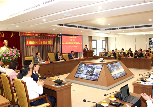 Sáng 27-10, Ban Thường vụ Thành ủy Hà Nội tổ chức Hội nghị thông báo kết quả Đại hội đại biểu lần thứ XVII (nhiệm kỳ 2020-2025) Đảng bộ thành phố Hà Nội. Hội nghị được tổ chức trực tuyến từ điểm cầu chính tại Thành ủy Hà Nội tới 35 điểm cầu các đảng bộ quận, huyện, thị xã, Đảng bộ trực thuộc Thành ủy, 110 điểm cầu các đảng bộ xã, phường, thị trấn với tổng số hơn 19.000 cán bộ, đảng viên tham gia. Chủ trì Hội nghị có các đồng chí: Phó Bí thư Thường trực Thành ủy Nguyễn Thị Tuyến; Phó Bí thư Thành ủy Nguyễn Văn Phong; Phó Bí thư Thành ủy, Phó Chủ tịch Thường trực HĐND Thành phố Nguyễn Ngọc Tuấn.