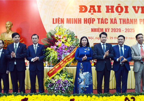 Ngày 29-10, Đại hội đại biểu lần thứ VI Liên minh Hợp tác xã thành phố Hà Nội, nhiệm kỳ 2020-2025 chính thức khai mạc với 225 đại biểu đại diện cho hơn 1.700 hợp tác xã thành viên thuộc Liên minh Hợp tác xã thành phố Hà Nội. Dự đại hội có các đồng chí: Phó Bí thư Thường trực Thành ủy Hà Nội Nguyễn Thị Tuyến; Bí thư Đảng đoàn, Chủ tịch Liên minh Hợp tác xã Việt Nam Nguyễn Ngọc Bảo; các Ủy viên Ban Thường vụ Thành ủy Hà Nội: Trưởng ban Tổ chức Thành ủy Vũ Đức Bảo, Trưởng ban Nội chính Thành ủy Nguyễn Quang Đức.