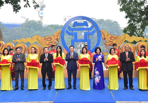 Sáng 03-10, triển lãm "Thăng Long - Hà Nội: Những dấu son lịch sử", do Sở Văn hóa và Thể thao Hà Nội tổ chức nhân kỷ niệm 1010 năm Thăng Long - Hà Nội, 66 năm Ngày Giải phóng Thủ đô (10/10/1954-10/10/2020), chào mừng Đại hội lần thứ XVII Đảng bộ thành phố Hà Nội, đã khai mạc tại phía trước Vườn hoa Tượng đài Lý Thái Tổ, trong không gian đi bộ khu vực hồ Hoàn Kiếm và phụ cận. Dự Lễ khai mạc có: Ủy viên Bộ Chính trị, Bí thư Thành ủy, Trưởng đoàn đại biểu Quốc hội thành phố Hà Nội Vương Đình Huệ; Ủy viên Trung ương Đảng, Phó Bí thư Thành ủy, Chủ tịch UBND Thành phố Chu Ngọc Anh; các Ủy viên Ban Thường vụ Thành ủy: Trưởng ban Tuyên giáo Thành ủy Nguyễn Văn Phong, Trưởng ban Dân vận Thành ủy Nguyễn Thị Tuyến; Trưởng ban Nội chính Thành ủy Nguyễn Quang Đức; Phó Chủ tịch HĐND Thành phố Phùng Thị Hồng Hà; Phó Chủ tịch UBND Thành phố Ngô Văn Quý; Phó Giáo sư, Tiến sĩ Đỗ Văn Trụ, Chủ tịch Hội Di sản văn hóa Việt Nam và đông đảo nhân dân Thủ đô.