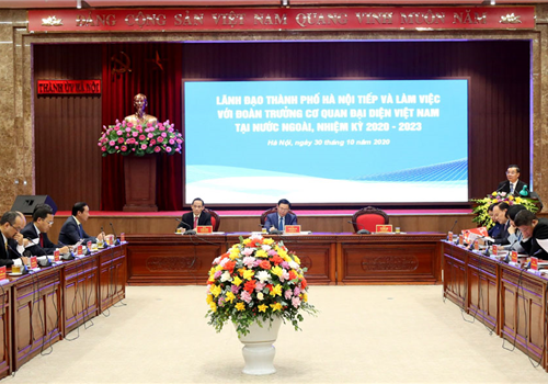 Chiều 30-10, Ủy viên Bộ Chính trị, Bí thư Thành ủy, Trưởng đoàn đại biểu Quốc hội thành phố Hà Nội Vương Đình Huệ đã chủ trì buổi tiếp và làm việc giữa lãnh đạo thành phố Hà Nội với Đoàn Trưởng cơ quan đại diện Việt Nam ở nước ngoài nhiệm kỳ 2020-2023. Cùng dự có Ủy viên Trung ương Đảng, Phó Bí thư Thành ủy, Chủ tịch UBND Thành phố Chu Ngọc Anh; Phó Bí thư Thường trực Thành ủy Nguyễn Thị Tuyến; Phó Bí thư Thành ủy, Phó Chủ tịch Thường trực HĐND Thành phố Nguyễn Ngọc Tuấn; Ủy viên Ban Thường vụ Thành ủy, Phó Chủ tịch HĐND Thành phố Phùng Thị Hồng Hà cùng đại diện các ban Đảng, cơ quan của Thành ủy, UBND, HĐND thành phố Hà Nội.