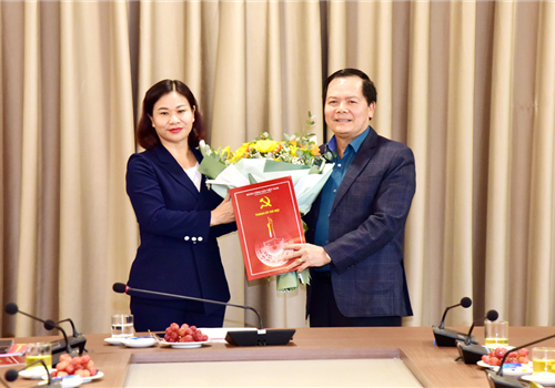 Chiều 30-10, Phó Bí thư Thường trực Thành ủy Hà Nội Nguyễn Thị Tuyến đã chủ trì Lễ trao Quyết định nghỉ hưu theo chế độ cho nguyên Bí thư Quận ủy Tây Hồ Nguyễn Văn Thắng.