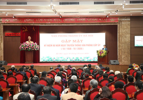  Sáng 31-10, nhân kỷ niệm 90 năm Ngày truyền thống Văn phòng cấp ủy (18/10/1930-18/10/2020), Văn phòng Thành ủy Hà Nội tổ chức gặp mặt đại diện các thế hệ cán bộ làm công tác văn phòng qua các thời kỳ. Dự buổi gặp mặt có các đồng chí: Nguyên Ủy viên Bộ Chính trị, nguyên Bí thư Thành ủy Hà Nội Phạm Quang Nghị; nguyên Ủy viên Trung ương Đảng, nguyên Bộ trưởng Bộ Nội vụ, nguyên Phó Bí thư Thường trực Thành ủy Hà Nội Trần Văn Tuấn; nguyên Ủy viên Trung ương Đảng, nguyên Phó Bí thư Thường trực Thành ủy Hà Nội, Phó Chủ tịch Thường trực Hội đồng Lý luận Trung ương Phùng Hữu Phú; Phó Chánh Văn phòng Trung ương Đảng Bùi Văn Thạch; Phó Bí thư Thường trực Thành ủy Hà Nội Nguyễn Thị Tuyến; nguyên Phó Bí thư Thường trực Tỉnh ủy, nguyên Chủ tịch HĐND tỉnh Hà Tây Vương Văn Biện; nguyên Phó Bí thư Thường trực Thành ủy Hà Nội Bùi Duy Nhâm; nguyên Phó Bí thư Thành ủy Đào Đức Toàn; Ủy viên Ban Thường vụ Thành ủy, Trưởng ban Tuyên giáo Thành ủy, Chủ tịch Liên đoàn Lao động thành phố Hà Nội Bùi Huyền Mai cùng đội ngũ cán bộ, công chức, người lao động Văn phòng Thành ủy qua các thời kỳ.