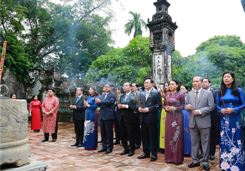 Sáng 04-10, Đoàn đại biểu Thành ủy, HĐND, UBND, Ủy ban Mặt trận Tổ quốc Việt Nam thành phố Hà Nội do đồng chí Vương Đình Huệ, Ủy viên Bộ Chính trị, Bí thư Thành ủy, Trưởng đoàn đại biểu Quốc hội thành phố dẫn đầu đã tới dâng hương tưởng niệm các bậc tiên đế tại Cố đô Hoa Lư, tỉnh Ninh Bình. Đây là hoạt động kỷ niệm 1010 năm Thăng Long - Hà Nội (1010-2020), khẳng định truyền thống văn hóa tốt đẹp “Uống nước nhớ nguồn” của dân tộc. Tham gia Đoàn có các đồng chí: Chu Ngọc Anh, Ủy viên Trung ương Đảng, Phó Bí thư Thành ủy, Chủ tịch UBND thành phố Hà Nội. Đại biểu tỉnh Ninh Bình dự buổi Lễ có các đồng chí: Nguyễn Thị Thu Hà, Ủy viên Trung ương Đảng, Bí thư Tỉnh ủy, Trưởng đoàn đại biểu Quốc hội tỉnh; Trần Hồng Quảng, Phó Bí thư Thường trực Tỉnh ủy, Chủ tịch HĐND tỉnh.