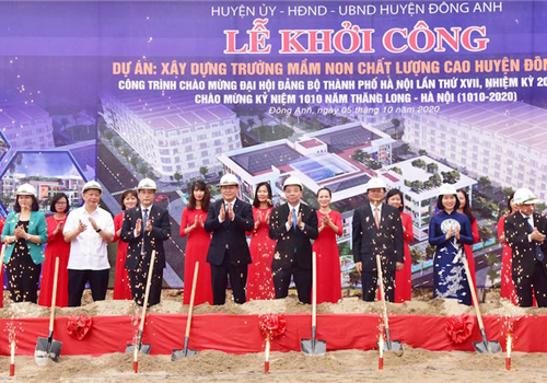 Cuối buổi sáng 05-10, huyện Đông Anh tổ chức khởi công 3 dự án chào mừng Đại hội đại biểu lần thứ XVII Đảng bộ thành phố Hà Nội nhiệm kỳ 2020-2025, chào mừng kỷ niệm 1010 năm Thăng Long - Hà Nội (1010-2020) và 66 năm Ngày Giải phóng Thủ đô (10/10/1954-10/10/2020). Đây là việc làm cụ thể thực hiện tinh thần chỉ đạo của Bí thư Thành ủy Hà Nội Vương Đình Huệ về đẩy nhanh tiến độ khởi công, xây dựng các công trình, dự án “góp gió thành bão” giúp phục hồi tăng trưởng kinh tế trong bối cảnh chịu ảnh hưởng của đại dịch Covid-19. Tới dự Lễ khởi công có các đồng chí: Ủy viên Bộ Chính trị, Bí thư Thành ủy, Trưởng đoàn đại biểu Quốc hội thành phố Hà Nội Vương Đình Huệ; Ủy viên Trung ương Đảng, Phó Bí thư Thành ủy, Chủ tịch UBND Thành phố Chu Ngọc Anh; các Ủy viên Ban Thường vụ Thành ủy: Trưởng ban Tổ chức Thành ủy Vũ Đức Bảo, Trưởng ban Dân vận Thành ủy Nguyễn Thị Tuyến, Phó Chủ tịch Thường trực UBND Thành phố Nguyễn Văn Sửu; Phó Chủ tịch HĐND Thành phố Phùng Thị Hồng Hà; Phó Chủ tịch UBND thành phố Hà Nội Ngô Văn Quý; lãnh đạo một số sở, ban, ngành Thành phố; đông đảo cán bộ và nhân dân huyện Đông Anh.