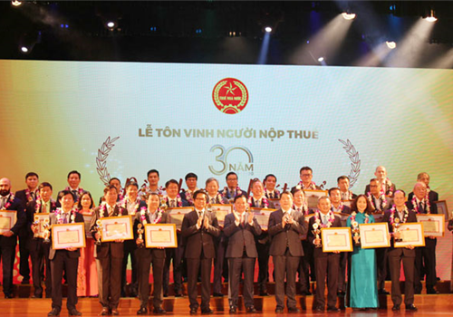 Chiều 5-10, Tổng cục Thuế tổ chức Lễ tôn vinh người nộp thuế tiêu biểu. Thủ tướng Chính phủ Nguyễn Xuân Phúc đã gửi lẵng hoa chúc mừng.

Tham dự buổi lễ có các đồng chí: Đinh Tiến Dũng, Ủy viên Trung ương Đảng, Bộ trưởng Bộ Tài chính; Chu Ngọc Anh, Ủy viên Trung ương Đảng, Phó Bí thư Thành ủy, Chủ tịch UBND thành phố Hà Nội; cùng lãnh đạo Ủy ban Trung ương Mặt trận Tổ quốc Việt Nam, Phòng Thương mại và Công nghiệp Việt Nam, Hội Tư vấn thuế Việt Nam và đại diện cộng đồng doanh nghiệp.