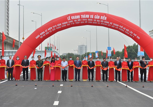 Chào mừng kỷ niệm 1010 năm Thăng Long - Hà Nội, kỷ niệm 66 năm Ngày Giải phóng Thủ đô (10/10/1954-10/10/2020) và Đại hội đại biểu lần thứ XVII Đảng bộ thành phố Hà Nội, nhiệm kỳ 2020-2025, tiến tới Đại hội đại biểu toàn quốc lần thứ XIII của Đảng, sáng 06-10, UBND thành phố Hà Nội đã tổ chức Lễ khánh thành và gắn biển công trình đầu tư xây dựng tuyến đường Vành đai 3 đi thấp qua hồ Linh Đàm và nhánh kết nối với đường Vành đai 3. Dự Lễ khánh thành có các đồng chí: Ủy viên Bộ Chính trị, Bí thư Thành ủy, Trưởng đoàn đại biểu Quốc hội thành phố Hà Nội Vương Đình Huệ; Ủy viên Trung ương Đảng, Phó Bí thư Thành ủy, Chủ tịch UBND thành phố Chu Ngọc Anh; Ủy viên Trung ương Đảng, Bộ trưởng Bộ Giao thông - Vận tải Nguyễn Văn Thể; Ủy viên Ban Thường vụ Thành ủy, Chủ tịch Ủy ban Mặt trận Tổ quốc Việt Nam thành phố Nguyễn Lan Hương; Ủy viên Ban Thường vụ Thành ủy, Phó Chủ tịch Thường trực HĐND Thành phố Nguyễn Ngọc Tuấn; Phó Chủ tịch UBND thành phố Nguyễn Thế Hùng...