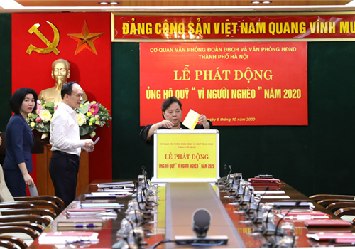 Chiều 06-10, Phó Bí thư Thành ủy, Chủ tịch HĐND thành phố Hà Nội Nguyễn Thị Bích Ngọc đã dự Lễ phát động ủng hộ Quỹ “Vì người nghèo” do Cơ quan Văn phòng Đoàn đại biểu Quốc hội và Văn phòng HĐND thành phố Hà Nội tổ chức. Cùng dự có Ủy viên Ban Thường vụ Thành ủy, Phó Chủ tịch Thường trực HĐND Thành phố Nguyễn Ngọc Tuấn; Phó Chủ tịch HĐND Thành phố Phùng Thị Hồng Hà.