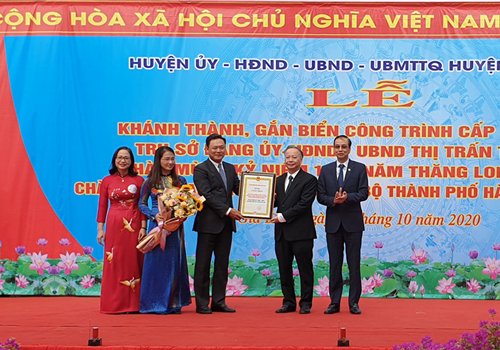 Sáng 08-10, Huyện ủy, HĐND, UBND, Ủy ban Mặt trận Tổ quốc Việt Nam huyện Gia Lâm tổ chức Lễ khánh thành, gắn biển công trình cấp thành phố trụ sở Đảng ủy - HĐND - UBND thị trấn Trâu Quỳ, chào mừng kỷ niệm 1010 năm Thăng Long - Hà Nội, Đại hội đại biểu lần thứ XVII Đảng bộ thành phố Hà Nội.