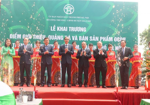 Sáng 08-10, Huyện ủy, HĐND, UBND, Ủy ban Mặt trận Tổ quốc Việt Nam huyện Gia Lâm tổ chức Lễ khánh thành, gắn biển công trình cấp thành phố trụ sở Đảng ủy - HĐND - UBND thị trấn Trâu Quỳ, chào mừng kỷ niệm 1010 năm Thăng Long - Hà Nội, Đại hội đại biểu lần thứ XVII Đảng bộ thành phố Hà Nội. Tới dự có Phó Bí thư Thành ủy Hà Nội Đào Đức Toàn; các đồng chí Ủy viên Ban Thường vụ Thành ủy: Trưởng ban Tổ chức Thành ủy Vũ Đức Bảo, Phó Chủ tịch Thường trực HĐND Thành phố Nguyễn Ngọc Tuấn, Phó Chủ tịch Thường trực UBND Thành phố Nguyễn Văn Sửu...
