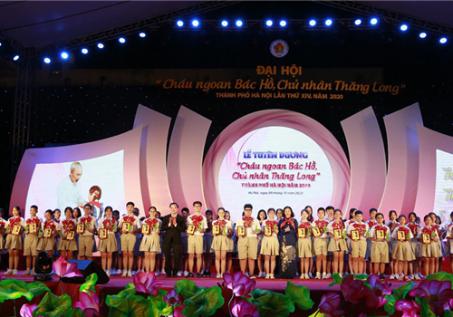 Tối 09-10, tại Cung Thiếu nhi Hà Nội, Thành đoàn - Hội đồng Đội thành phố Hà Nội tổ chức Lễ tuyên dương “Cháu ngoan Bác Hồ - Chủ nhân Thăng Long”. Đây là nội dung nằm trong chương trình Đại hội “Cháu ngoan Bác Hồ - Chủ nhân Thăng Long” thành phố Hà Nội lần thứ XIV năm 2020 với chủ đề “Ngàn bông hoa đẹp - Dâng Bác kính yêu”. Đến dự buổi Lễ có các đồng chí: Vương Đình Huệ, Ủy viên Bộ Chính trị, Bí thư Thành ủy, Trưởng đoàn đại biểu Quốc hội thành phố Hà Nội; Chu Ngọc Anh, Ủy viên Trung ương Đảng, Phó Bí thư Thành ủy, Chủ tịch UBND thành phố Hà Nội.