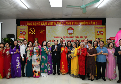 Tối 09-11, đồng chí Vương Đình Huệ, Ủy viên Bộ Chính trị, Bí thư Thành ủy, Trưởng đoàn đại biểu Quốc hội thành phố Hà Nội đã tới chung vui với bà con nhân dân Khu dân cư số 14 (phường Phú Thượng, quận Tây Hồ) trong Ngày hội Đại đoàn kết toàn dân tộc kỷ niệm 90 năm Ngày truyền thống Mặt trận Tổ quốc Việt Nam (18/11/1930-18/11/2020).