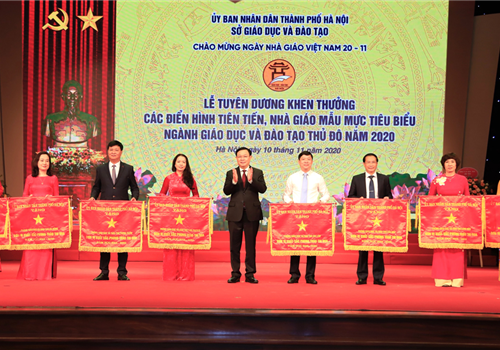 Ngày 10-11, nhân kỷ niệm 38 năm Ngày Nhà giáo Việt Nam (20/11/1982-20/11/2020), tại Cung Văn hóa lao động hữu nghị Việt - Xô, Sở Giáo dục và Đào tạo Hà Nội tổ chức Lễ tuyên dương khen thưởng các điển hình tiên tiến, nhà giáo mẫu mực tiêu biểu ngành Giáo dục và Đào tạo Thủ đô năm 2020. Dự buổi Lễ có các đồng chí: Giáo sư, Tiến sĩ, Nhà giáo ưu tú Vương Đình Huệ, Ủy viên Bộ Chính trị, Bí thư Thành ủy, Trưởng đoàn đại biểu Quốc hội thành phố Hà Nội; Nhà giáo ưu tú, Tiến sĩ Nguyễn Hữu Độ, Thứ trưởng Bộ Giáo dục và Đào tạo; Tiến sĩ Nguyễn Văn Phong, Phó Bí thư Thành ủy Hà Nội; Thiếu tướng Nguyễn Quốc Duyệt, Ủy viên Ban Thường vụ Thành ủy, Tư lệnh Bộ Tư lệnh Thủ đô Hà Nội; Phó Chủ tịch UBND Thành phố Ngô Văn Quý.

