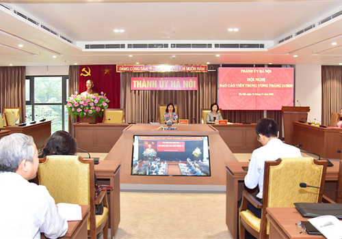 Sáng 12-11, tại Hà Nội, Ban Tuyên giáo Trung ương tổ chức Hội nghị trực tuyến báo cáo viên các Tỉnh ủy, Thành ủy, Đảng ủy trực thuộc Trung ương tháng 11-2020 với 453 điểm cầu trong cả nước. Tham dự tại điểm cầu Trung ương có các đồng chí: Ủy viên Trung ương Đảng, Phó Trưởng ban Tổ chức Trung ương Nguyễn Quang Dương; các Phó Trưởng ban Tuyên giáo Trung ương Lê Mạnh Hùng, Phan Xuân Thủy; Thứ trưởng Bộ Ngoại giao Nguyễn Minh Vũ... Dự Hội nghị tại điểm cầu Thành ủy Hà Nội có Phó Bí thư Thường trực Thành ủy Nguyễn Thị Tuyến; Ủy viên Ban Thường vụ Thành ủy, Trưởng ban Tuyên giáo Thành ủy, Chủ tịch Liên đoàn Lao động Thành phố Bùi Huyền Mai; các báo cáo viên; các sở, ban, ngành; Đảng ủy trực thuộc Thành ủy; các trường đại học, cao đẳng…

