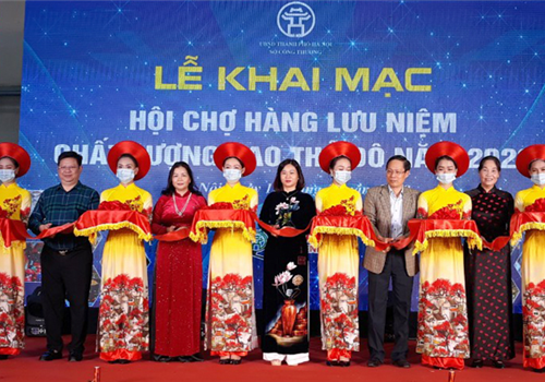 Sáng 12-11, tại Trung tâm Hội chợ triển lãm Quốc tế I.C.E Hà Nội (số 91 Trần Hưng Đạo, quận Hoàn Kiếm), Sở Công Thương Hà Nội chủ trì, phối hợp với Trung tâm Khuyến công và Tư vấn phát triển công nghiệp Hà Nội (IDC) tổ chức khai mạc Hội chợ hàng lưu niệm chất lượng cao Thủ đô 2020 (Hanoi Great Souvenir 2020). Phó Bí thư Thường trực Thành ủy Nguyễn Thị Tuyến dự và cắt băng khai mạc Hội chợ.