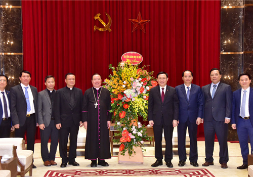 Chiều 13-11, đồng chí Vương Đình Huệ, Ủy viên Bộ Chính trị, Bí thư Thành ủy, Trưởng đoàn đại biểu Quốc hội thành phố Hà Nội đã tiếp Tổng Giám mục Tổng Giáo phận Hà Nội Giuse Vũ Văn Thiên thay mặt Tòa Tổng Giám mục Hà Nội đến thăm, chúc mừng Thành ủy Hà Nội nhân dịp tổ chức thành công Đại hội đại biểu lần thứ XVII (nhiệm kỳ 2020-2025) Đảng bộ Thành phố.