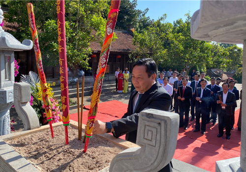 Nhân dịp kỷ niệm 650 năm Ngày mất danh nhân Chu Văn An (1370-2020), sáng 13-11, tại khu di tích Đền thờ Chu Văn An (thành phố Chí Linh, tỉnh Hải Dương), Đoàn đại biểu Thành ủy, HĐND, UBND, Ủy ban Mặt trận Tổ quốc Việt Nam thành phố Hà Nội do đồng chí Nguyễn Văn Phong, Phó Bí thư Thành ủy Hà Nội làm Trưởng đoàn đã dâng hương tưởng niệm danh nhân Chu Văn An, người có công với nền giáo dục nước nhà.