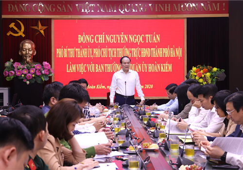 Chiều 13-11, Phó Bí thư Thành ủy, Phó Chủ tịch Thường trực HĐND thành phố Hà Nội Nguyễn Ngọc Tuấn làm việc với Ban Thường vụ Quận ủy Hoàn Kiếm về kết quả thực hiện nhiệm vụ chính trị 10 tháng năm 2020, nhiệm vụ trọng tâm 2 tháng cuối năm và trong thời gian tới. Cùng dự có đại diện lãnh đạo các ban Đảng Thành ủy và các Ban HĐND Thành phố.