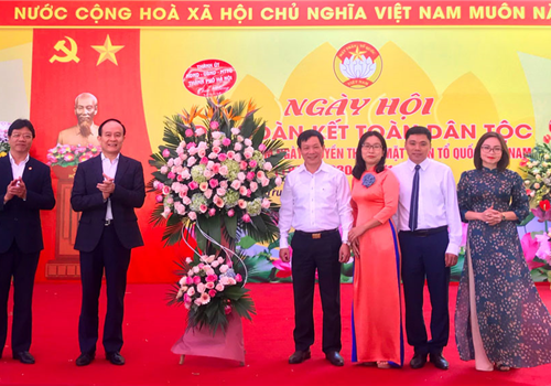 Sáng 14-11, UBND - Ủy ban Mặt trận Tổ quốc Việt Nam phường Trung Tự (quận Đống Đa, Hà Nội) tổ chức Ngày hội Đại đoàn kết toàn dân tộc nhân dịp kỷ niệm 90 năm Ngày truyền thống Mặt trận Tổ quốc Việt Nam (18/11/1930-18/11/2020). Đến dự có các đồng chí: Nguyễn Ngọc Tuấn, Phó Bí thư Thành ủy, Phó Chủ tịch Thường trực HĐND thành phố Hà Nội; Bí thư Quận ủy Đống Đa Hà Minh Hải cùng đông đảo người dân địa phương.