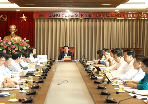 Chiều 14-11, Ủy viên Bộ Chính trị, Bí thư Thành ủy, Trưởng đoàn đại biểu Quốc hội thành phố Hà Nội Vương Đình Huệ chủ trì Hội nghị Thường trực Thành ủy làm việc với Ban Cán sự Đảng UBND Thành phố về Kế hoạch đầu tư công trung hạn 2021-2025, Kế hoạch đầu tư công năm 2021 của Thành phố và một số nội dung về việc triển khai thực hiện Nghị quyết số 115/2020/QH14, ngày 19-6-2020 của Quốc hội về “Thí điểm một số cơ chế, chính sách tài chính - ngân sách đặc thù đối với thành phố Hà Nội”. Tham dự Hội nghị có Ủy viên Trung ương Đảng, Phó Bí thư Thành ủy, Bí thư Ban Cán sự đảng, Chủ tịch UBND thành phố Hà Nội Chu Ngọc Anh; Phó Bí thư Thường trực Thành ủy Nguyễn Thị Tuyến; Phó Bí thư Thành ủy Nguyễn Văn Phong; Phó Bí thư Thành ủy, Phó Chủ tịch Thường trực HĐND Thành phố Nguyễn Ngọc Tuấn.
