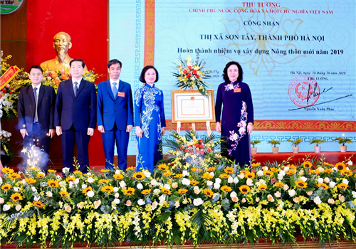 Ngày 14-11, thị xã Sơn Tây trang trọng tổ chức Lễ công bố và đón nhận danh hiệu Thị xã hoàn thành nhiệm vụ xây dựng nông thôn mới. Tới dự có các đồng chí: Ủy viên Trung ương Đảng, Phó Bí thư Thường trực Thành ủy khóa XVI, Trưởng ban Chỉ đạo Chương trình số 02-CTr/TU của Thành ủy Hà Nội về “Phát triển nông nghiệp, xây dựng nông thôn mới, nâng cao đời sống nông dân giai đoạn 2016-2020” Ngô Thị Thanh Hằng; Phó Bí thư Thường trực Thành ủy Hà Nội Nguyễn Thị Tuyến; nguyên Phó Bí thư Thường trực Thành ủy Hà Nội Nguyễn Công Soái, nguyên Trưởng ban chỉ đạo Chương trình số 02-CTr/TU của Thành ủy Hà Nội; Ủy viên Ban Thường vụ Thành ủy, Phó Chủ tịch HĐND thành phố Hà Nội Phùng Thị Hồng Hà; Ủy viên Ban Thường vụ Thành ủy, Thiếu tướng, Tư lệnh Bộ Tư lệnh Thủ đô Hà Nội Nguyễn Quốc Duyệt; Phó Chủ tịch Thường trực UBND thành phố Hà Nội Nguyễn Văn Sửu cùng đông đảo cán bộ, nhân dân trên địa bàn thị xã Sơn Tây.