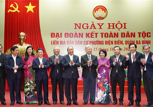 Tối 15-11, Ủy viên Bộ Chính trị, Thủ tướng Chính phủ Nguyễn Xuân Phúc đã dự Ngày hội Đại đoàn kết toàn dân tộc tại phường Điện Biên (quận Ba Đình, Hà Nội) nhân kỷ niệm 90 năm Ngày truyền thống Mặt trận Tổ quốc Việt Nam (18/11/1930 - 18/11/2020). Cùng dự có các đồng chí Ủy viên Trung ương Đảng: Phó Chủ tịch Quốc hội Uông Chu Lưu, Phó Chủ tịch - Tổng Thư ký Ủy ban Trung ương Mặt trận Tổ quốc Việt Nam Hầu A Lềnh, Chủ tịch Hội đồng Dân tộc của Quốc hội Hà Ngọc Chiến, Phó Bí thư Thành ủy - Chủ tịch UBND thành phố Hà Nội Chu Ngọc Anh; Phó Chủ nhiệm Văn phòng Chính phủ Trần Văn Sơn; lãnh đạo một số cơ quan, đơn vị Trung ương.