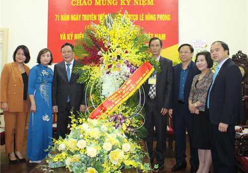 Sáng 17-11, nhân kỷ niệm 38 năm Ngày Nhà giáo Việt Nam (20/11/1982-20/11/2020), Phó Bí thư Thành ủy Hà Nội Nguyễn Văn Phong đến thăm, chúc mừng Trường Đào tạo cán bộ Lê Hồng Phong.