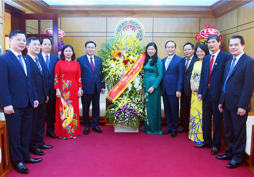 Chiều 18-11, nhân dịp kỷ niệm 90 năm Ngày thành lập Mặt trận Dân tộc thống nhất Việt Nam - Ngày truyền thống Mặt trận Tổ quốc Việt Nam (18/11/1930-18/11/2020), đồng chí Vương Đình Huệ, Ủy viên Bộ Chính trị, Bí thư Thành ủy, Trưởng đoàn đại biểu Quốc hội thành phố Hà Nội dẫn đầu đoàn đại biểu Thành ủy đến chúc mừng Ủy ban Mặt trận Tổ quốc Việt Nam thành phố Hà Nội. Tham gia Đoàn có các đồng chí: Phó Bí thư Thường trực Thành ủy Nguyễn Thị Tuyến; Phó Bí thư Thành ủy Nguyễn Văn Phong; Phó Bí thư Thành ủy, Phó Chủ tịch Thường trực HĐND thành phố Nguyễn Ngọc Tuấn; Ủy viên Ban Thường vụ Thành ủy, Chủ nhiệm Ủy ban Kiểm tra Thành ủy Hoàng Trọng Quyết; Ủy viên Ban Thường vụ Thành ủy, Trưởng ban Dân vận Thành ủy, Phó Chủ tịch UBND thành phố Nguyễn Doãn Toản.