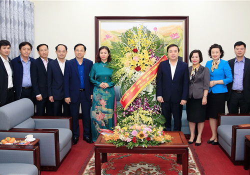 Sáng 19-11, nhân kỷ niệm 38 năm Ngày Nhà giáo Việt Nam (20/11/1982-20/11/2020), thay mặt Thành ủy, HĐND, UBND, Ủy ban Mặt trận Tổ quốc Việt Nam thành phố Hà Nội, Phó Bí thư Thường trực Thành ủy Nguyễn Thị Tuyến đã đến thăm, chúc mừng đội ngũ cán bộ, công chức, viên chức Sở Giáo dục và Đào tạo Hà Nội.