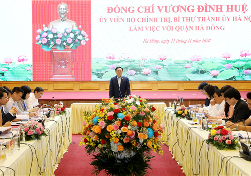 Sáng 21-11, đồng chí Vương Đình Huệ, Ủy viên Bộ Chính trị, Bí thư Thành ủy, Trưởng đoàn đại biểu Quốc hội thành phố Hà Nội làm việc với Quận ủy Hà Đông về tình hình triển khai thực hiện nghị quyết đại hội đảng bộ các cấp; kết quả thực hiện nhiệm vụ chính trị năm 2020; nhiệm vụ trọng tâm thời gian tới. Tham gia đoàn công tác có các Ủy viên Ban Thường vụ Thành ủy: Chủ tịch Ủy ban Mặt trận Tổ quốc Việt Nam thành phố Hà Nội Nguyễn Lan Hương, Chủ nhiệm Ủy ban Kiểm tra Thành ủy Hoàng Trọng Quyết, Trưởng ban Tổ chức Thành ủy Vũ Đức Bảo, Trưởng ban Nội chính Thành ủy Nguyễn Quang Đức, Trưởng ban Tuyên giáo Thành ủy - Chủ tịch Liên đoàn Lao động Thành phố Bùi Huyền Mai, Phó Chủ tịch HĐND Thành phố Phùng Thị Hồng Hà, Phó Chủ tịch UBND Thành phố Lê Hồng Sơn, Thiếu tướng - Giám đốc Công an Thành phố Nguyễn Hải Trung; lãnh đạo một số sở, ban, ngành Thành phố.