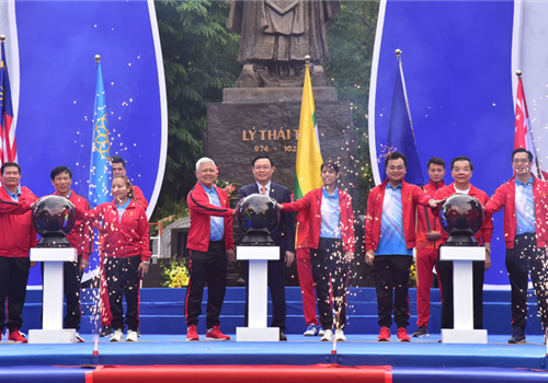 Sáng 21-11, tại khu vực Tượng đài Lý Thái Tổ (quận Hoàn Kiếm, Hà Nội), Bộ Văn hoá, Thể thao và Du lịch phối hợp với UBND thành phố Hà Nội tổ chức lễ Khởi động cùng SEA Games 31 và ASEAN Para Games 11. Đây là sự kiện quan trọng đánh dấu thời điểm 1 năm (theo thông lệ của các Đại hội thể thao quốc tế) trước khai mạc SEA Games 31 cũng như ASEAN Para Games 11 năm 2021 diễn ra tại Việt Nam. Tham dự sự kiện có Ủy viên Bộ Chính trị, Bí thư Thành ủy, Trưởng đoàn đại biểu Quốc hội thành phố Hà Nội Vương Đình Huệ; Ủy viên Trung ương Đảng, Bộ trưởng Bộ Văn hoá, Thể thao và Du lịch Nguyễn Ngọc Thiện - Trưởng ban Tổ chức SEA Games 31 và Para Games 11 năm 2021; Ủy viên Trung ương Đảng, Phó Bí thư Thành ủy, Chủ tịch UBND thành phố Hà Nội Chu Ngọc Anh; Phó Bí thư Thường trực Thành ủy Hà Nội Nguyễn Thị Tuyến; Phó Bí thư Thành ủy, Phó Chủ tịch Thường trực HĐND thành phố Hà Nội Nguyễn Ngọc Tuấn; các Ủy viên Ban Thường vụ Thành ủy: Chủ tịch Ủy ban Mặt trận Tổ quốc Việt Nam thành phố Hà Nội Nguyễn Lan Hương, Trưởng ban Tuyên giáo Thành ủy - Chủ tịch Liên đoàn Lao động Thành phố Bùi Huyền Mai; đại diện các đại sứ quán của 10 quốc gia Đông Nam Á; lãnh đạo các tỉnh, thành, ngành và gần 2.000 vận động viên. 