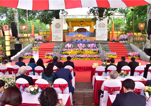 Ngày 23-11, tại Thềm điện Kính Thiên - Khu Trung tâm Hoàng thành Thăng Long, UBND thành phố Hà Nội, Trung tâm Bảo tồn di sản Thăng Long - Hà Nội long trọng tổ chức Lễ kỷ niệm 10 năm Khu Trung tâm Hoàng thành Thăng Long được Tổ chức Giáo dục, Khoa học và Văn hóa của Liên hợp quốc (UNESCO) ghi danh là Di sản văn hóa thế giới. Tới dự có Ủy viên Bộ Chính trị, Bí thư Thành ủy, Trưởng đoàn đại biểu Quốc hội thành phố Hà Nội Vương Đình Huệ; nguyên Ủy viên Bộ Chính trị, nguyên Bí thư Thành ủy Hà Nội Phạm Quang Nghị; Ủy viên Trung ương Đảng, Thứ trưởng Bộ Quốc phòng, Phó Tổng Tham mưu trưởng Quân đội nhân dân Việt Nam, Trung tướng Nguyễn Tân Cương; Ủy viên Trung ương Đảng, Phó Bí thư Thành ủy, Chủ tịch UBND thành phố Hà Nội Chu Ngọc Anh; Ủy viên Trung ương Đảng, Phó Bí thư Thường trực Thành ủy khóa XVI, theo dõi hướng dẫn Đảng bộ thành phố Hà Nội Ngô Thị Thanh Hằng. Dự sự kiện còn có Phó Bí thư Thường trực Thành ủy Hà Nội Nguyễn Thị Tuyến; Phó Bí thư Thành ủy Hà Nội Nguyễn Văn Phong; Trưởng đại diện Tổ chức UNESCO tại Việt Nam Michael Croft.

