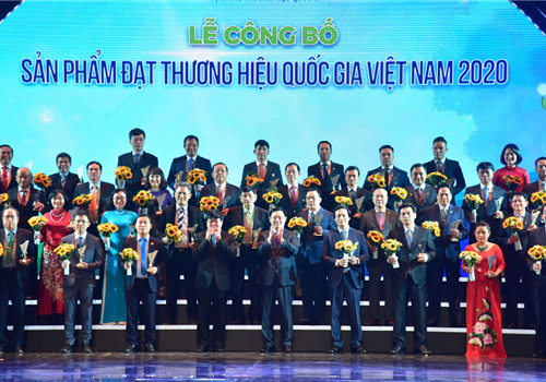 Tối 25-11, Hội đồng Thương hiệu quốc gia Việt Nam và Bộ Công Thương phối hợp tổ chức Lễ công bố sản phẩm đạt Thương hiệu quốc gia năm 2020. Tới dự có các đồng chí: Trương Hòa Bình, Ủy viên Bộ Chính trị, Phó Thủ tướng Thường trực Chính phủ; Vương Đình Huệ, Ủy viên Bộ Chính trị, Bí thư Thành ủy, Trưởng đoàn đại biểu Quốc hội thành phố Hà Nội; Trần Tuấn Anh, Ủy viên Trung ương Đảng, Bộ trưởng Bộ Công Thương; Nguyễn Mạnh Hùng, Ủy viên Trung ương Đảng, Bộ trưởng Bộ Thông tin và Truyền thông; Nguyễn Thế Kỷ, Ủy viên Trung ương Đảng, Tổng Giám đốc Đài Tiếng nói Việt Nam...