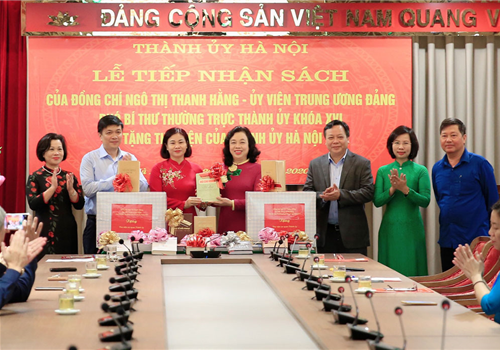 Sáng 26-11, Thành ủy Hà Nội tổ chức lễ tiếp nhận sách tặng Thư viện Thành ủy của đồng chí Ngô Thị Thanh Hằng, Ủy viên Trung ương Đảng, Phó Bí thư Thường trực Thành ủy khóa XVI, theo dõi, hướng dẫn Đảng bộ thành phố Hà Nội. Dự buổi lễ có các đồng chí: Ngô Thị Thanh Hằng, Ủy viên Trung ương Đảng, Phó Bí thư Thường trực Thành ủy Hà Nội khóa XVI, theo dõi, hướng dẫn Đảng bộ thành phố Hà Nội; Nguyễn Thị Tuyến, Phó Bí thư Thường trực Thành ủy Hà Nội; Nguyễn Văn Phong, Phó Bí thư Thành ủy Hà Nội; Bùi Huyền Mai, Ủy viên Ban Thường vụ Thành ủy, Trưởng ban Tuyên giáo Thành ủy, Chủ tịch Liên đoàn Lao động thành phố Hà Nội; đại diện lãnh đạo các ban Đảng, Văn phòng Thành ủy và các sở, ngành Thành phố…
