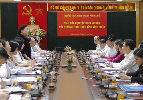 Chiều 27-11, tại Hà Nội, Thường trực HĐND thành phố Hà Nội đã tổ chức Hội nghị trao đổi, học tập kinh nghiệm với Thường trực HĐND tỉnh Vĩnh Phúc. Tham dự hội nghị, về phía tỉnh Vĩnh Phúc có các đồng chí: Hoàng Thị Thúy Lan, Ủy viên Trung ương Đảng, Bí thư Tỉnh ủy, Chủ tịch HĐND tỉnh, Trưởng đoàn đại biểu Quốc hội tỉnh Vĩnh Phúc; Nguyễn Ngọc Bình, Ủy viên Ban Thường vụ Tỉnh ủy, Phó Chủ tịch HĐNĐ tỉnh, Bí thư Thành ủy Vĩnh Yên; trưởng các ban HĐND tỉnh Vĩnh Phúc. Về phía thành phố Hà Nội có các đồng chí: Nguyễn Thị Bích Ngọc, Phó Bí thư Thành ủy khóa XVI, Chủ tịch HĐND Thành phố, Phó Trưởng đoàn đại biểu Quốc hội Thành phố; Nguyễn Ngọc Tuấn, Phó Bí thư Thành ủy, Phó Chủ tịch Thường trực HĐND Thành phố; Phùng Thị Hồng Hà, Ủy viên Ban Thường vụ Thành ủy, Phó Chủ tịch HĐND Thành phố; đại diện lãnh đạo các ban HĐND Thành phố và một số sở, ngành.