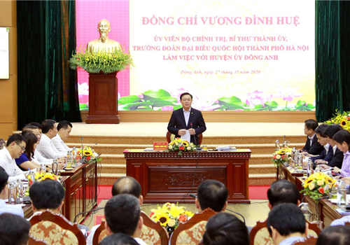 Sáng 27-11, đồng chí Vương Đình Huệ, Ủy viên Bộ Chính trị, Bí thư Thành ủy, Trưởng đoàn đại biểu Quốc hội thành phố Hà Nội làm việc với Huyện ủy Đông Anh về tình hình triển khai thực hiện nghị quyết đại hội đảng bộ các cấp; kết quả thực hiện nhiệm vụ chính trị năm 2020, phương hướng, nhiệm vụ trọng tâm năm 2021 và giai đoạn 2020-2025. Tham gia buổi làm việc có các Ủy viên Ban Thường vụ Thành ủy Hà Nội: Trưởng ban Tổ chức Thành ủy Vũ Đức Bảo, Trưởng ban Nội chính Thành ủy Nguyễn Quang Đức, Giám đốc Sở Tài nguyên và Môi trường Nguyễn Trọng Đông; Phó Chủ tịch Thường trực UBND Thành phố Nguyễn Văn Sửu; lãnh đạo một số sở, ban, ngành Thành phố và huyện Đông Anh.