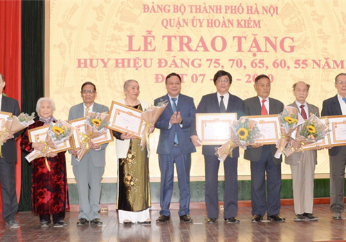 Sáng 03-11, Quận ủy Hoàn Kiếm tổ chức Lễ trao tặng Huy hiệu 75, 70, 65, 60, 55 năm tuổi Đảng đợt 07-11-2020. Phó Bí thư Thành ủy Hà Nội Nguyễn Văn Phong tới dự và trao Huy hiệu Đảng cho các đảng viên lão thành.