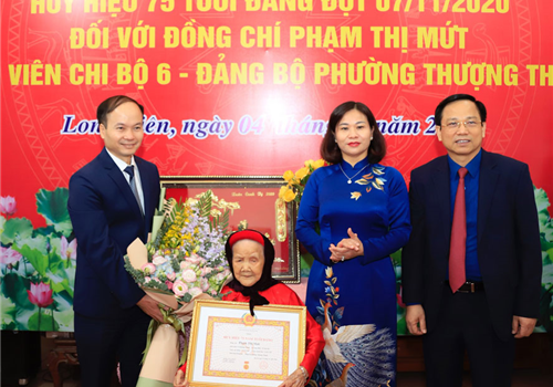 Chiều 04-11, Phó Bí thư Thường trực Thành ủy Hà Nội Nguyễn Thị Tuyến đã dự Lễ trao tặng Huy hiệu 75 năm tuổi Đảng đợt 07-11-2020 tại nhà riêng cho đảng viên Phạm Thị Mứt, sinh hoạt tại Chi bộ tổ dân phố số 6, Đảng bộ phường Thượng Thanh, quận Long Biên.