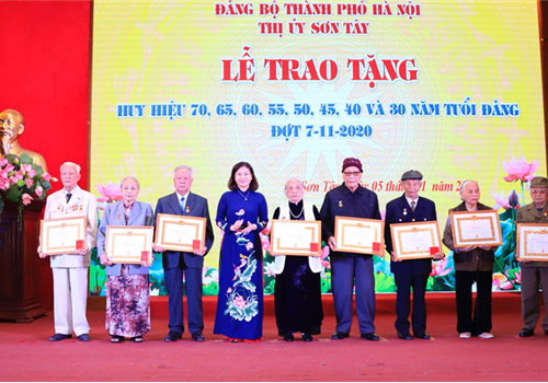 Sáng 05-11, đồng chí Nguyễn Thị Tuyến, Phó Bí thư Thường trực Thành ủy Hà Nội dự Lễ trao tặng Huy hiệu Đảng đợt 07-11-2020 cho các đảng viên thuộc Đảng bộ thị xã Sơn Tây.