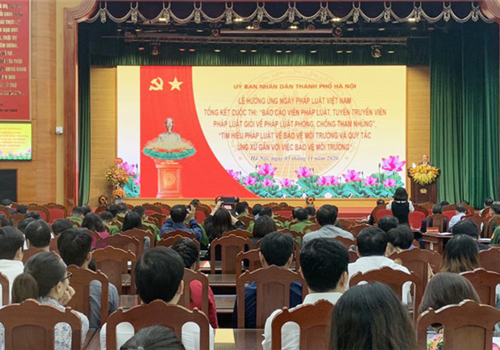 Ngày 05-11, UBND thành phố Hà Nội tổ chức Lễ hưởng ứng Ngày Pháp luật Việt Nam và tổng kết cuộc thi "Báo cáo viên pháp luật, tuyên truyền viên pháp luật giỏi về pháp luật phòng, chống tham nhũng", "Tìm hiểu pháp luật về bảo vệ môi trường và quy tắc ứng xử gắn với việc bảo vệ môi trường". Đến dự có Phó Trưởng ban Nội chính Trung ương Phạm Gia Túc; Thứ trưởng Bộ Tư pháp Phan Chí Hiếu; Phó Bí thư Thành ủy Hà Nội Nguyễn Văn Phong; Ủy viên Ban Thường vụ Thành ủy, Phó Chủ tịch UBND thành phố Hà Nội Lê Hồng Sơn...