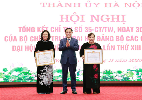 Sáng 07-11, Thành ủy Hà Nội tổ chức Hội nghị tổng kết thực hiện Chỉ thị số 35-CT/TƯ, ngày 30-5-2019 của Bộ Chính trị về “Đại hội Đảng bộ các cấp tiến tới Đại hội đại biểu toàn quốc lần thứ XIII của Đảng”. Đồng chí Vương Đình Huệ, Ủy viên Bộ Chính trị, Bí thư Thành ủy, Trưởng đoàn đại biểu Quốc hội thành phố Hà Nội chủ trì Hội nghị. Dự Hội nghị, đại biểu Trung ương có Ủy viên Trung ương Đảng, Phó Trưởng ban Nội chính Trung ương Trần Quốc Cường; đại biểu các ban Đảng Trung ương. Đại biểu Thành phố có các đồng chí: Ủy viên Trung ương Đảng, Phó Bí thư Thành ủy, Chủ tịch UBND Thành phố Chu Ngọc Anh; Ủy viên Trung ương Đảng, nguyên Phó Bí thư Thường trực Thành ủy Ngô Thị Thanh Hằng; Phó Bí thư Thường trực Thành ủy Nguyễn Thị Tuyến; nguyên Phó Bí thư Thành ủy, Chủ tịch HĐND Thành phố Nguyễn Thị Bích Ngọc; Phó Bí thư Thành ủy Nguyễn Văn Phong; Phó Bí thư Thành ủy, Phó Chủ tịch Thường trực HĐND Thành phố Nguyễn Ngọc Tuấn.