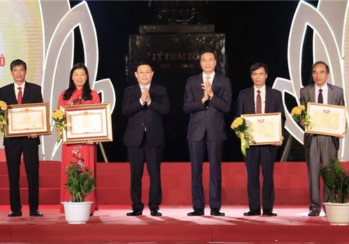 Tối 07-11, tại khu vực Tượng đài Lý Thái Tổ, Ủy ban Mặt trận Tổ quốc Việt Nam thành phố Hà Nội tổ chức chương trình “Tự hào truyền thống Mặt trận Thủ đô, Kỷ niệm 90 năm Ngày truyền thống Mặt trận Tổ quốc Việt Nam (18/11/1930-18/11/2020)”. Tham dự chương trình, về phía Trung ương có: Phó Chủ tịch Ủy ban Trung ương Mặt trận Tổ quốc Việt Nam Phùng Khánh Tài; Phó Trưởng ban Dân vận Trung ương Bùi Tuấn Quang và lãnh đạo một số bộ, ban, ngành. Về phía thành phố Hà Nội, dự chương trình có: Ủy viên Bộ Chính trị, Bí thư Thành ủy, Trưởng đoàn đại biểu Quốc hội Thành phố Vương Đình Huệ; Ủy viên Trung ương Đảng, Phó Bí thư Thành ủy, Chủ tịch UBND Thành phố Chu Ngọc Anh; Phó Bí thư Thường trực Thành ủy Nguyễn Thị Tuyến; Phó Bí thư Thành ủy, Phó Chủ tịch Thường trực HĐND Thành phố Nguyễn Ngọc Tuấn; các đồng chí Ủy viên Ban Thường vụ Thành ủy: Chủ tịch Ủy ban Mặt trận Tổ quốc Việt Nam Thành phố Nguyễn Lan Hương, Trưởng ban Tổ chức Thành ủy Vũ Đức Bảo, Trưởng ban Nội chính Thành ủy Nguyễn Quang Đức, Trưởng ban Dân vận Thành ủy - Phó Chủ tịch UBND Thành phố Nguyễn Doãn Toản.